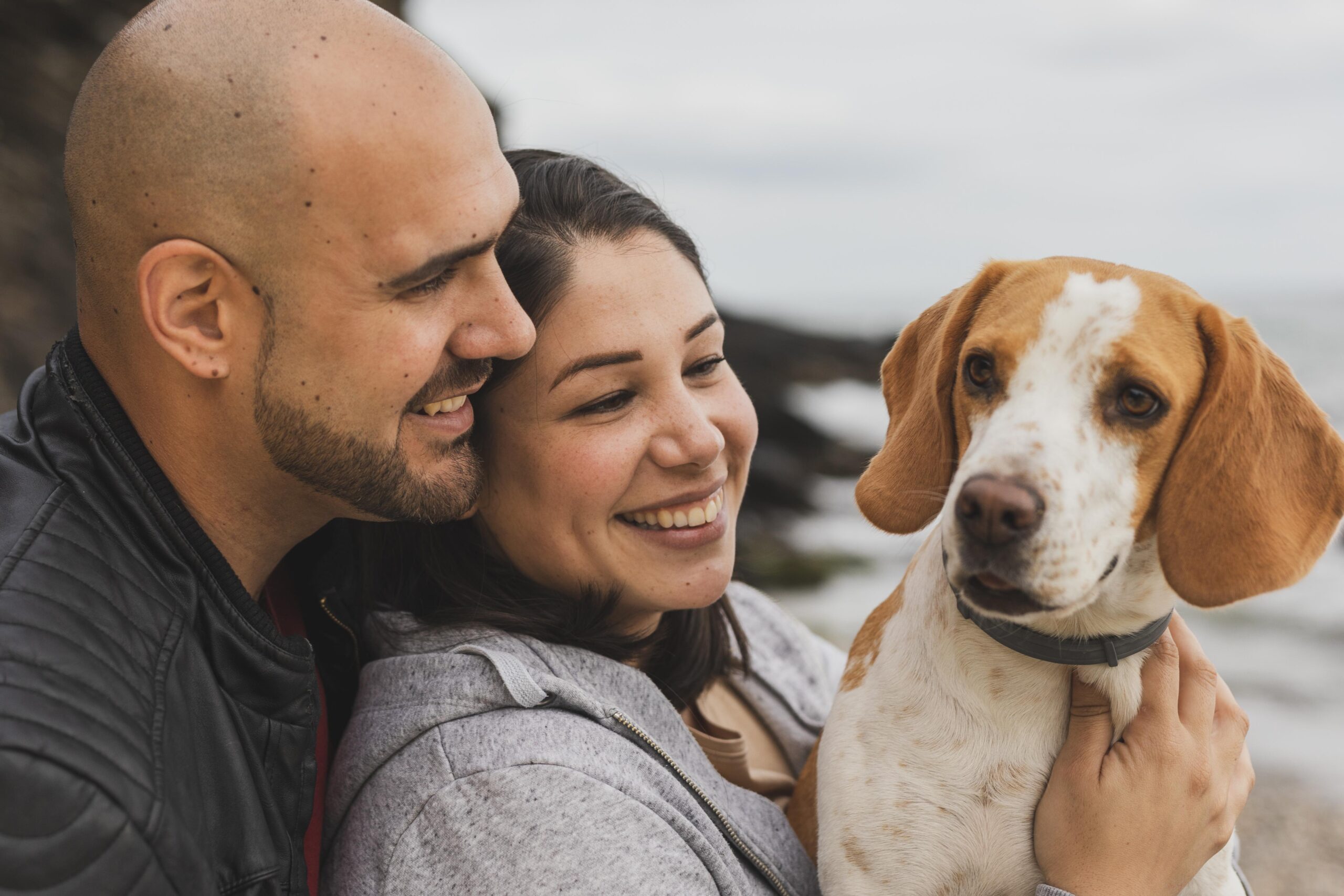 una familia con un beagle